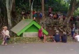 Persiapan Tradisi Sadranan, Warga Trenggulun Gotong Royong Bersihkan Watu Dukun